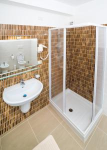 un bagno con doccia e lavandino di Hotel Caudullo a Letoianni Altre 26 foto