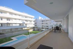 Vista de la piscina de Aqua Apartments Marbella o alrededores