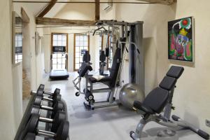 un gimnasio con cintas de correr y equipo cardiovascular en una habitación en La Borde - Teritoria en Leugny