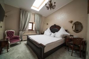 Un pat sau paturi într-o cameră la Hotel 5 Continents +37 fotografii