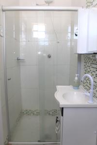 a bathroom with a shower and a sink at Excelente apartamento centro Paulo Afonso - 2 andar in Paulo Afonso +20 photos