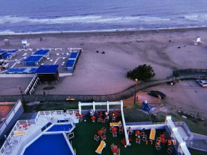 una vista aérea de una playa con un grupo de personas en Hotel Coliseo en Villa Gesell