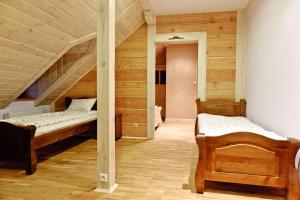 Säng eller sängar i ett rum på Dworek Pod Wiechą
