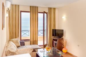 A television and/or entertainment centre at Sea View Rental Front Beach