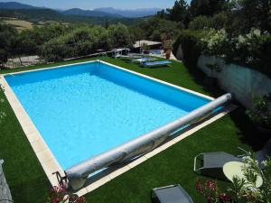 una vista aérea de una piscina en un patio en le petit coin de Noah en Châteauneuf-Val-Saint-Donat