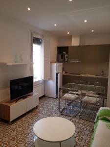 A kitchen or kitchenette at Apartamentos Nouvilas