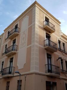 - un bâtiment avec des balcons sur le côté dans l'établissement Apartamentos Nouvilas, à Portbou