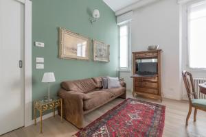 sala de estar con sofá y TV en grado 14 en Milán