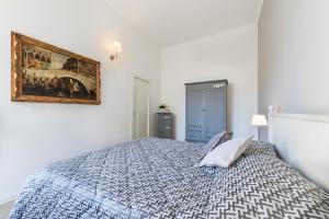 ein Schlafzimmer mit einem Bett und einem Wandgemälde in der Unterkunft grado 14 in Mailand