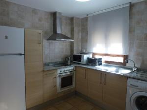 Una cocina o zona de cocina en Apartamentos Puerta Muralla