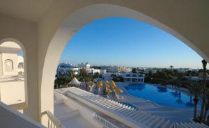 vista para uma piscina a partir de um edifício em Iris Hotel & Thalasso em Taguermess