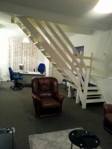 ein Büro mit einer Treppe, einem Stuhl und einem Schreibtisch in der Unterkunft Double Room Home Stay Manchester in Manchester