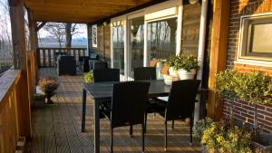 a screened in porch with a table and chairs at Wol Thus in Paesens
