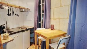 Køkken eller tekøkken på Place de la Roquette, centre historique + 20 billeder