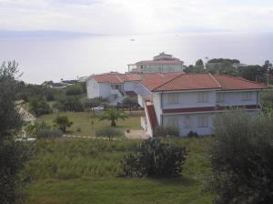 カーポ・ヴァチカーノにあるAgriturismo Seaviewの海を背景にした丘の上の家