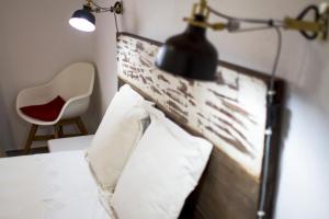 セルパにあるCasa do Terreiro Humberto Delgadoのベッドルーム1室(ベッド1台、上部にブラックランプ付)