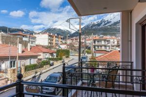 d'un balcon avec vue sur la ville. dans l'établissement Chrysandra, à Karpenísi