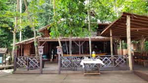 Tapokreng的住宿－拉賈安帕潛水度假酒店，前面有桌子的建筑