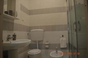 A bathroom at nAnA'
