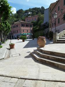 una calle con algunas escaleras y algunos edificios en Appartamento Poggio Romantico Andrea en Marciana