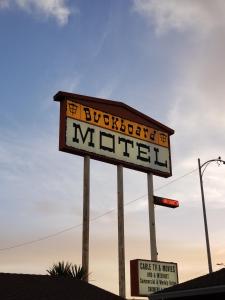 um sinal para um sinal de meed numa rua em Buckboard Motel em Santa Maria