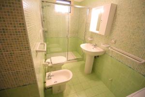 ガリポリにあるBilocale Gallipoli Lidoのバスルーム(トイレ、洗面台、シャワー付)