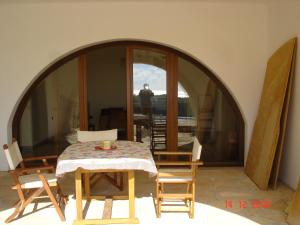 ein Esszimmer mit einem Tisch, Stühlen und einem Spiegel in der Unterkunft Island Villa in Agia Galini