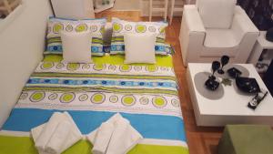 Una cama o camas en una habitación de Apartman -stan u centru 61 fotos más