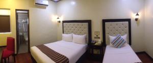 Letto o letti in una camera di The Ambassador Hotel