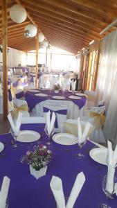 Cette chambre comprend des tables et des chaises violettes et blanches. dans l'établissement Casa Blanca Rinconada de Silva, à Putaendo