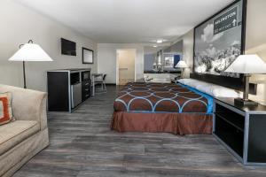 Postel nebo postele na pokoji v ubytování Super 8 by Wyndham Arlington Near AT&T Stadium