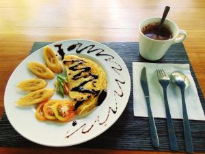 talerz jedzenia na stole z filiżanką kawy w obiekcie Tangkoko Safety Stop w mieście Bitung
