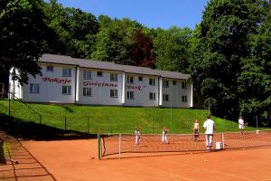 Tenis a/nebo squash v ubytování Auto-Camping Park nebo okolí