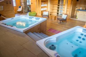 a jacuzzi tub in the middle of a room at Hotel Dufour in Gressoney-la-Trinité