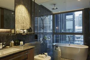 Ascott Orchard Singapore的一间浴室