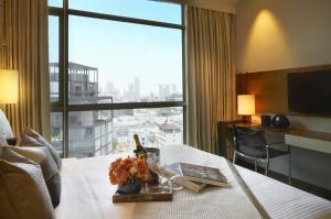 新加坡Ascott Orchard Singapore的酒店客房享有城市美景,配有一张床