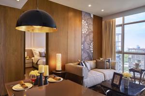 新加坡Ascott Orchard Singapore的带沙发和桌子的客厅