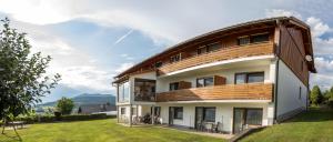 a house with a wooden roof on top of a yard at Gästehaus Weber in Arrach