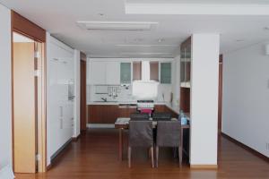 Kuchyň nebo kuchyňský kout v ubytování Vabien Suite 1 Serviced Residence