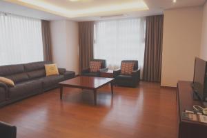 A seating area at Vabien Suite 1 Serviced Residence