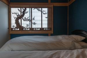 日田市にある水処稀荘のベッドルーム(木の入った窓付)