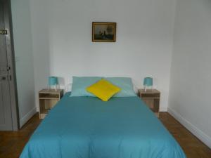 ラ・フロスリエールにあるChez Fannyのベッドルーム1室(青いベッド1台、ナイトスタンド2台付)