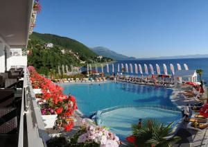 una gran piscina con vistas al océano en Hotel Granit, en Ohrid