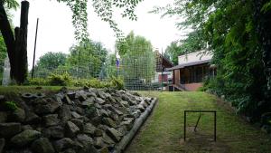 um quintal com uma cerca e uma parede de pedra em TOBO house along the river Danube em Radvaň nad Dunajom