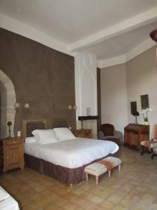 - une chambre avec un grand lit dans l'établissement Château de Fourcès, à Fourcès