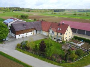 een uitzicht op een groot huis met een gebouw bij Landhof Kling in Mödingen