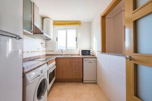 Kuchyň nebo kuchyňský kout v ubytování Apartamentos Jardines del Mar II