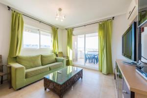 TV a/nebo společenská místnost v ubytování Apartamentos Jardines del Mar II