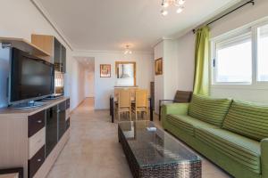 TV a/nebo společenská místnost v ubytování Apartamentos Jardines del Mar II
