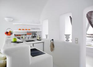 cocina blanca con estufa blanca horno superior en Blue Canaves Boutique Villa, en Oia
